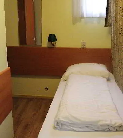 Dam Hotel 2*